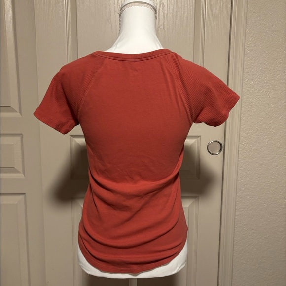 Maurices Rust Short Sleeve Tee Size Large - Picture 4 of 4